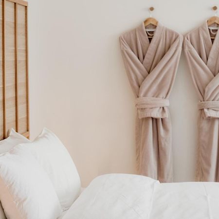 The Oak & Anchor Hotel Port Fairy Bagian luar foto Two bathrobes hanging on a wall