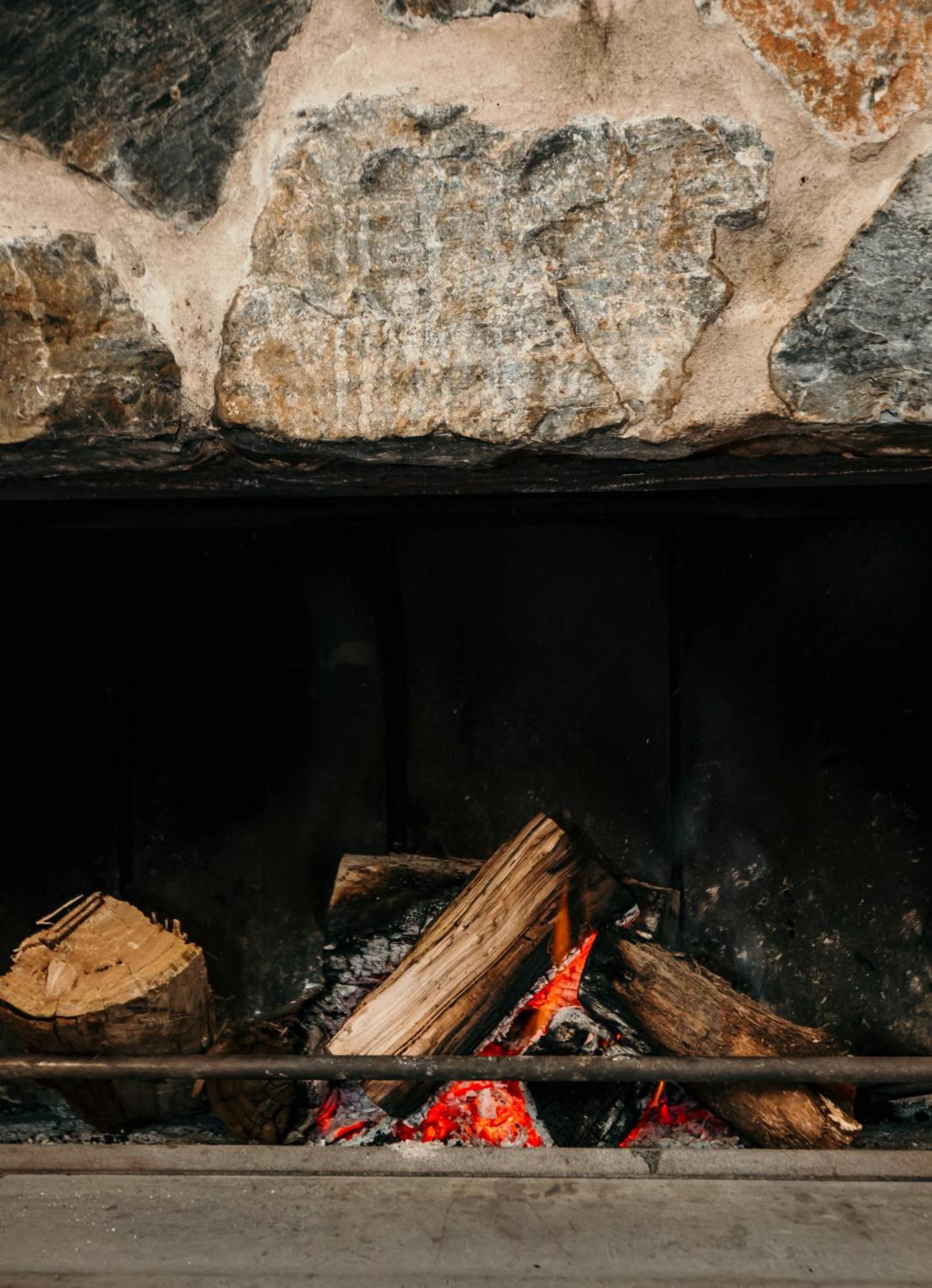 The Oak & Anchor Hotel Port Fairy Bagian luar foto The interior of a wood-burning fireplace