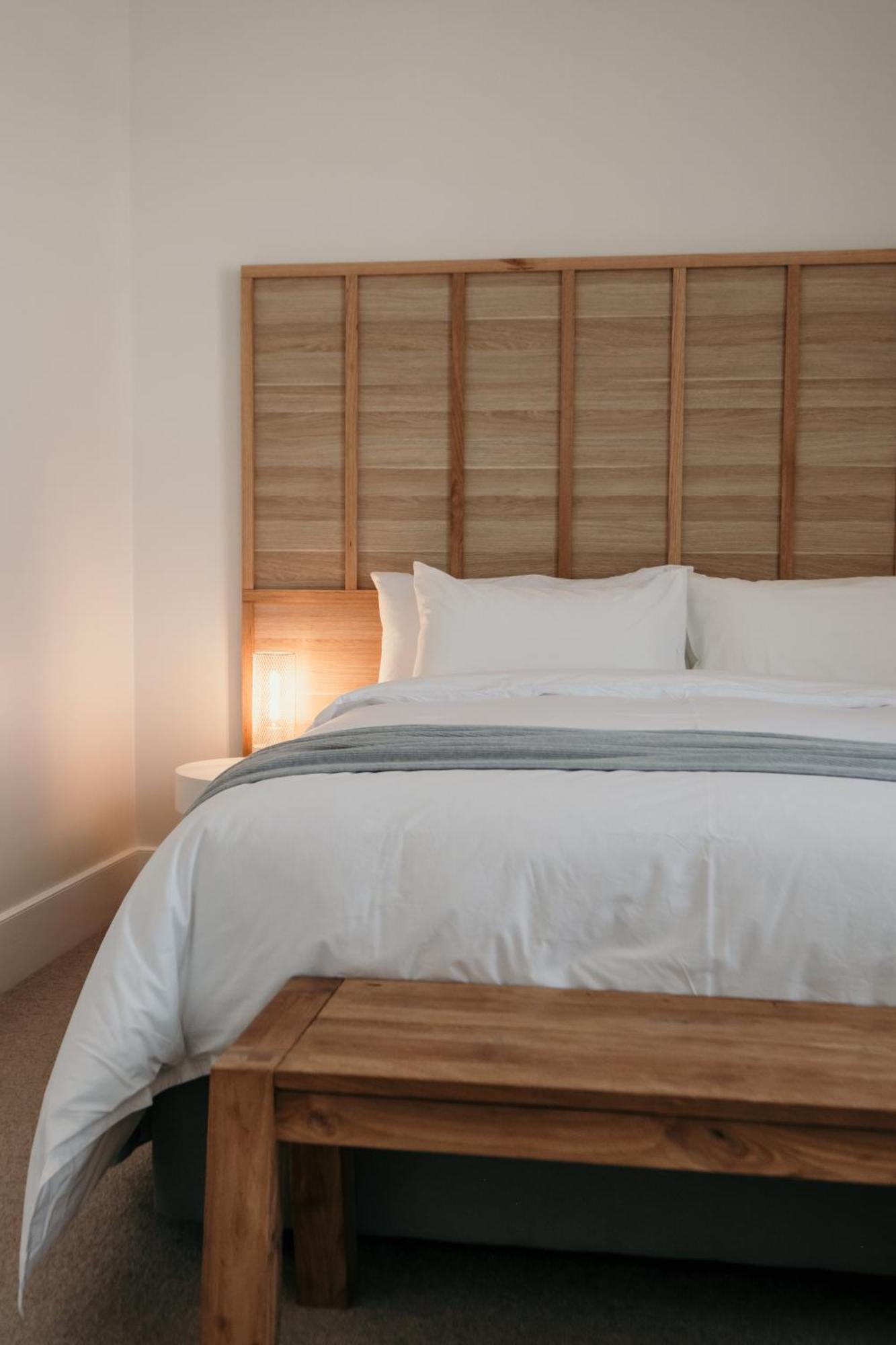 The Oak & Anchor Hotel Port Fairy Bagian luar foto A bed with a duvet