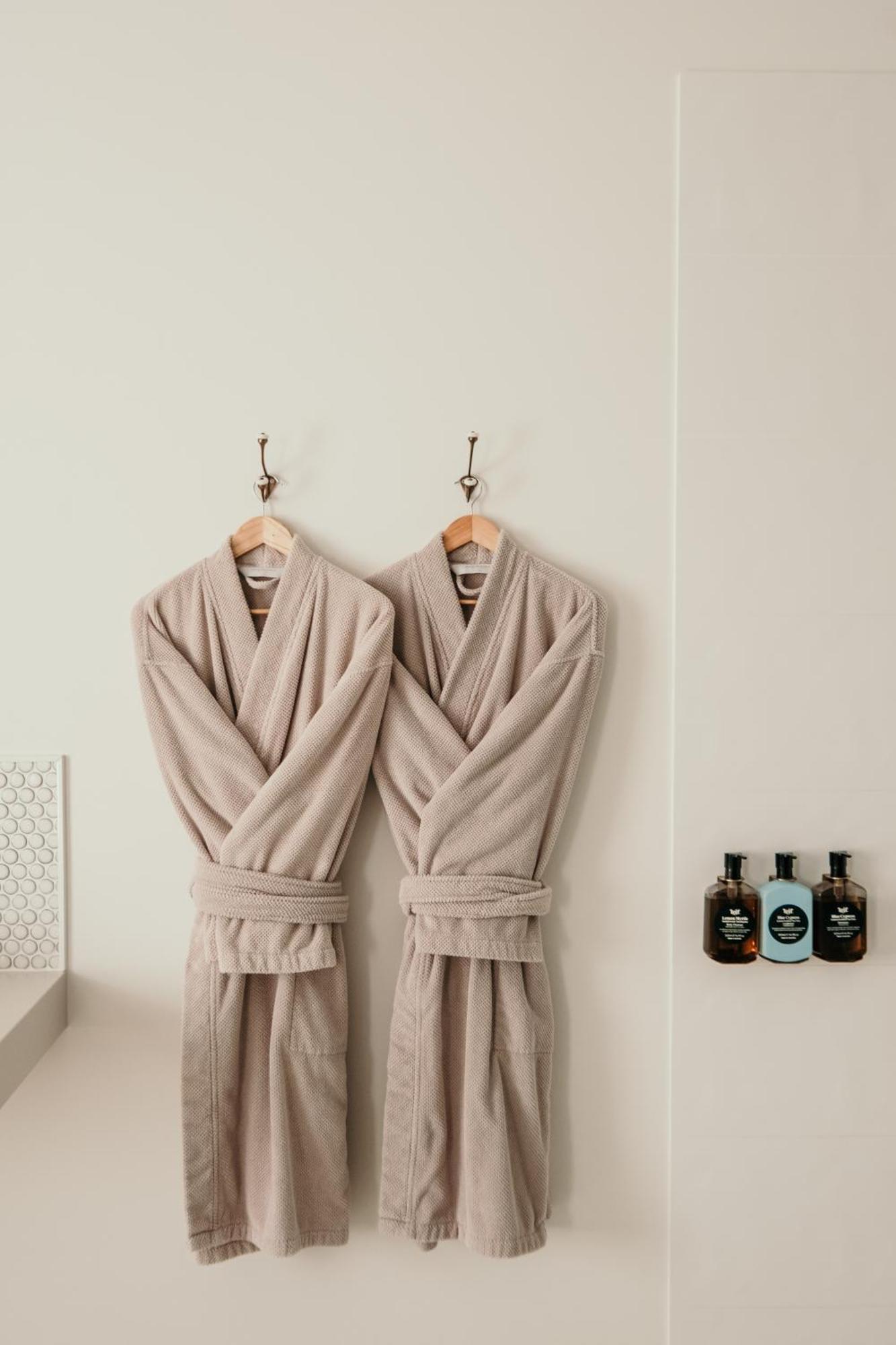 The Oak & Anchor Hotel Port Fairy Bagian luar foto Two bathrobes hanging on a wall