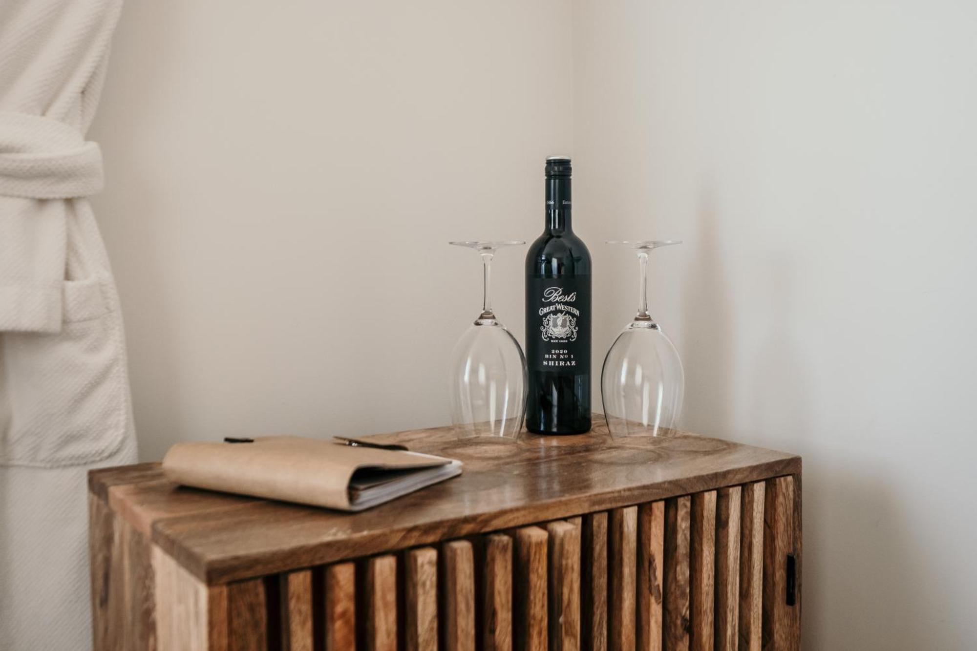 The Oak & Anchor Hotel Port Fairy Bagian luar foto A bottle of wine