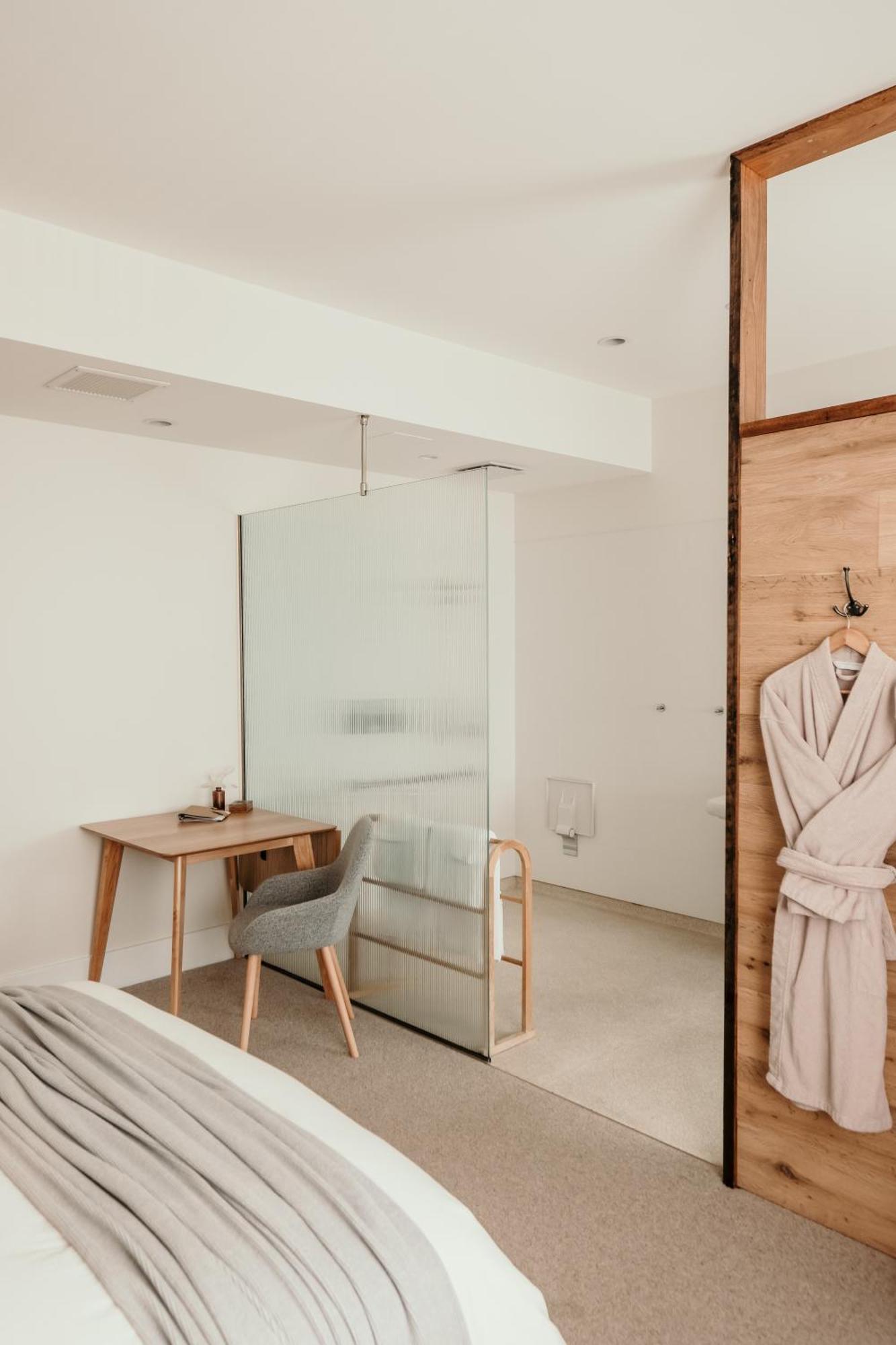 The Oak & Anchor Hotel Port Fairy Bagian luar foto A shower enclosure