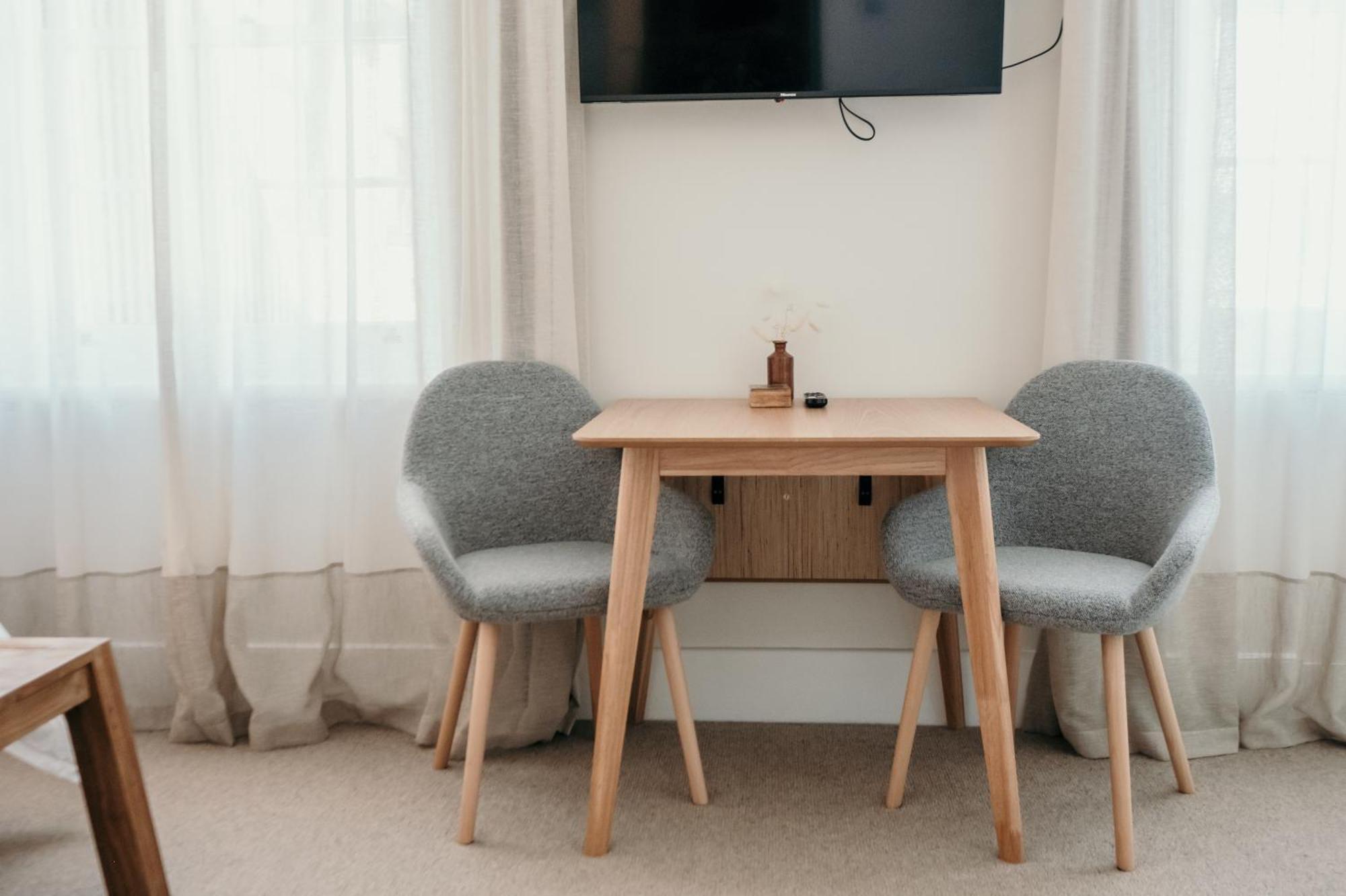 The Oak & Anchor Hotel Port Fairy Bagian luar foto A small table with two chairs