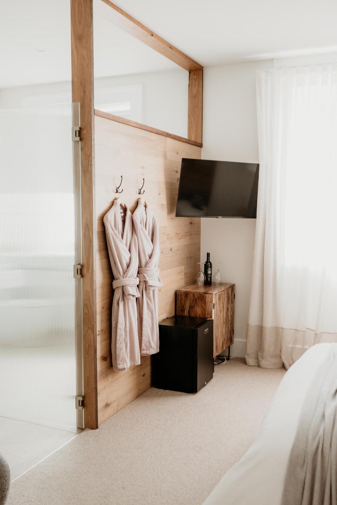 The Oak & Anchor Hotel Port Fairy Bagian luar foto A bathrobe hanging on a door