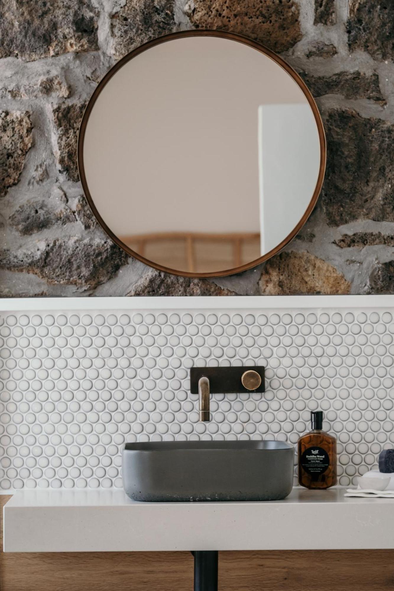 The Oak & Anchor Hotel Port Fairy Bagian luar foto A bathroom with penny round tiles