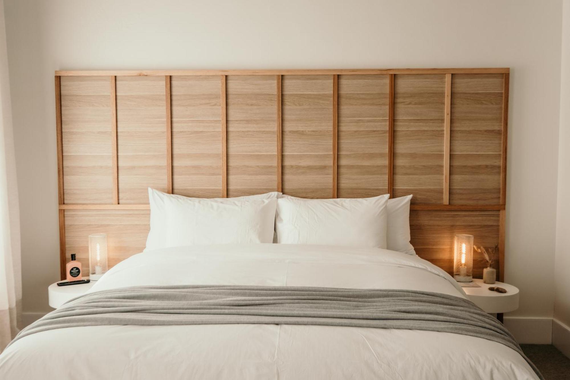 The Oak & Anchor Hotel Port Fairy Bagian luar foto A bed with a headboard