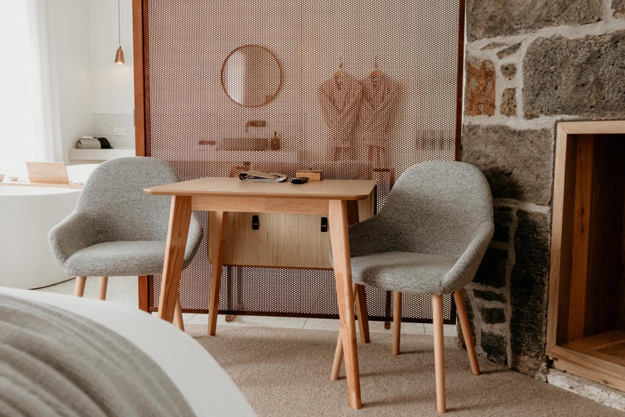 The Oak & Anchor Hotel Port Fairy Bagian luar foto Interior of a room at the hotel