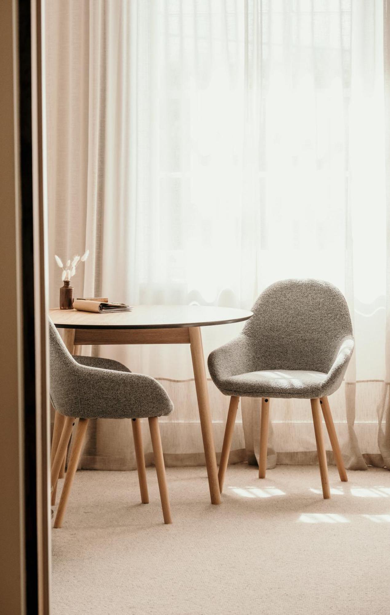The Oak & Anchor Hotel Port Fairy Bagian luar foto A table and two chairs