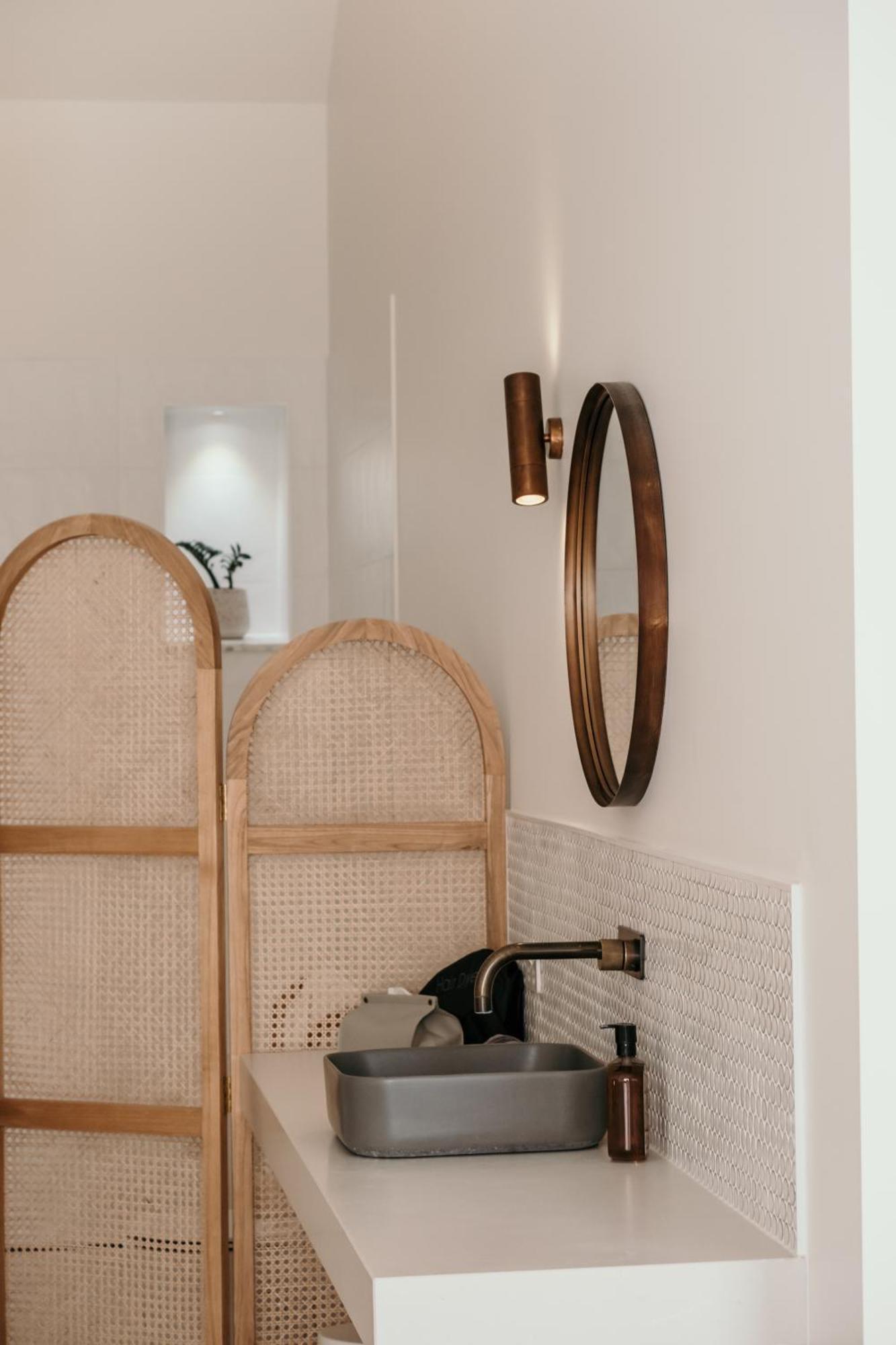 The Oak & Anchor Hotel Port Fairy Bagian luar foto A wall-mounted mirror