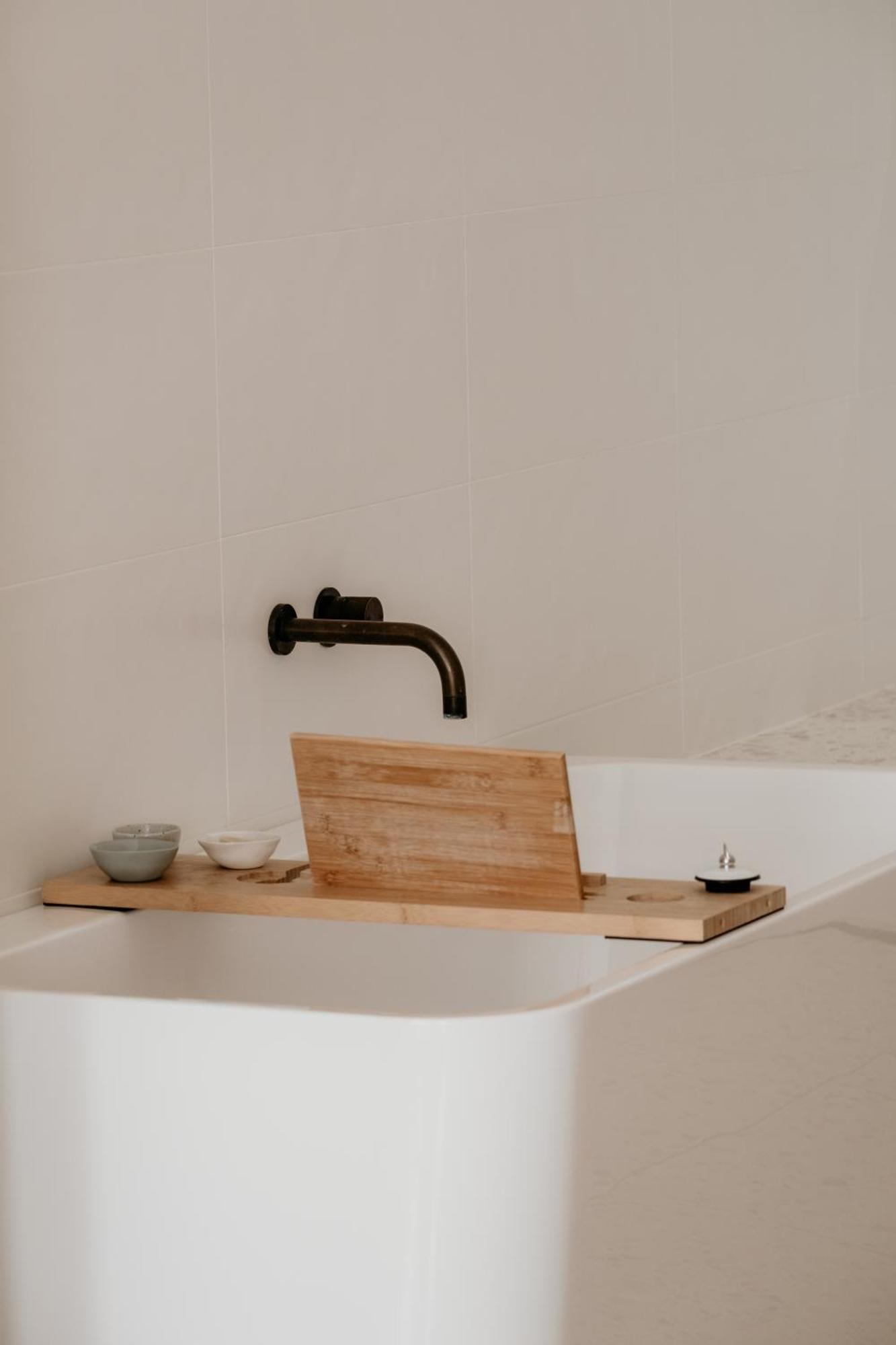 The Oak & Anchor Hotel Port Fairy Bagian luar foto A bath caddy