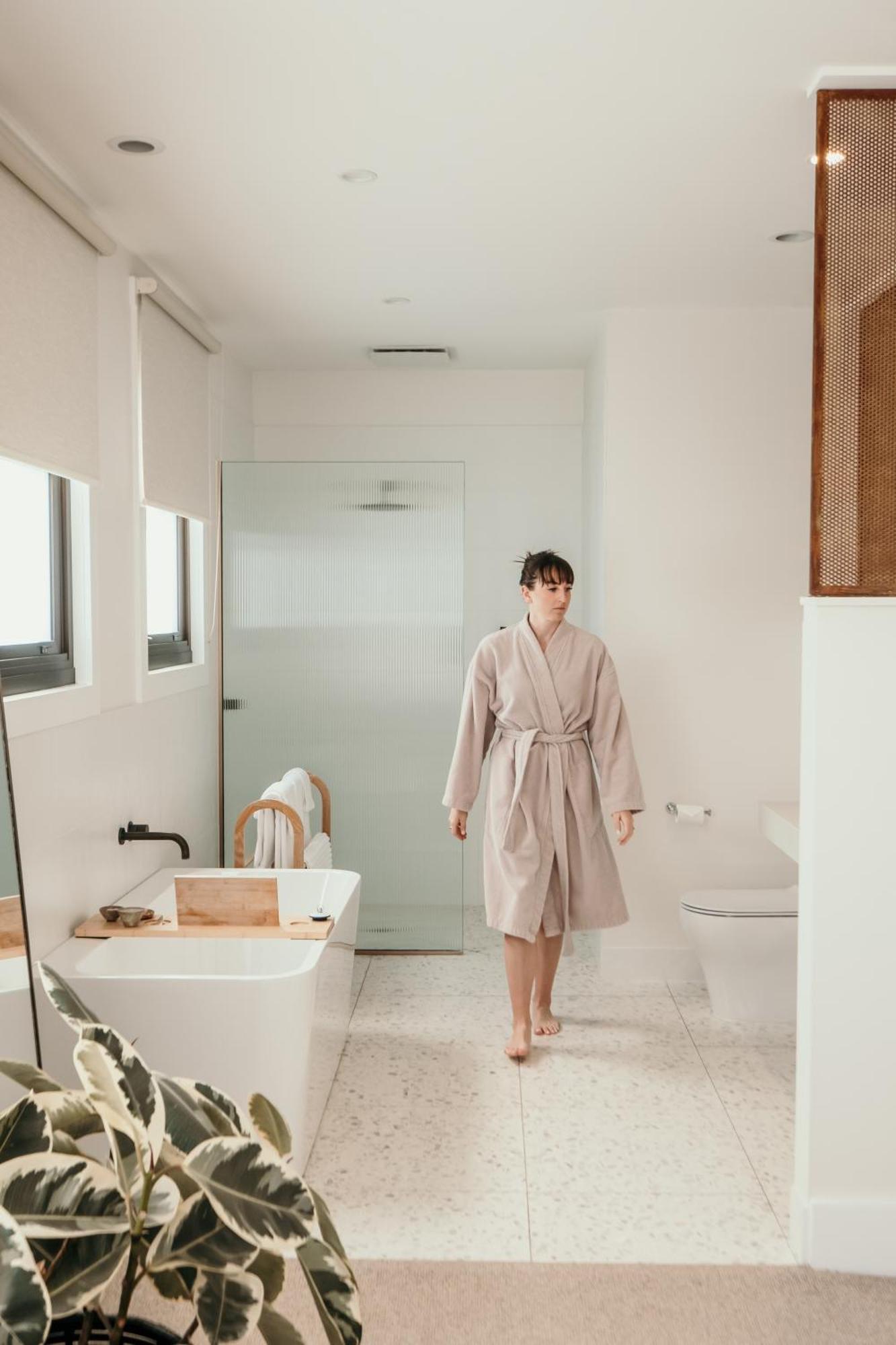 The Oak & Anchor Hotel Port Fairy Bagian luar foto A woman wearing a bathrobe
