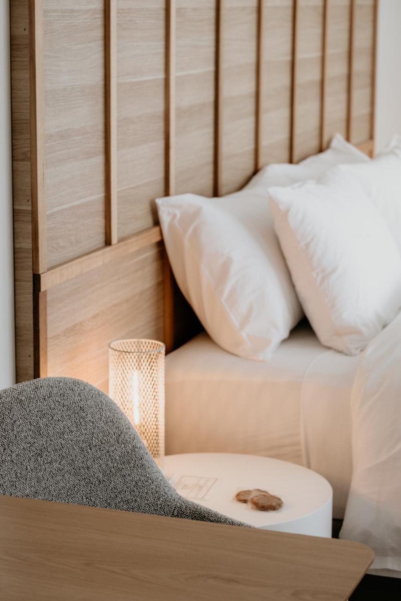 The Oak & Anchor Hotel Port Fairy Bagian luar foto A bed with two pillows