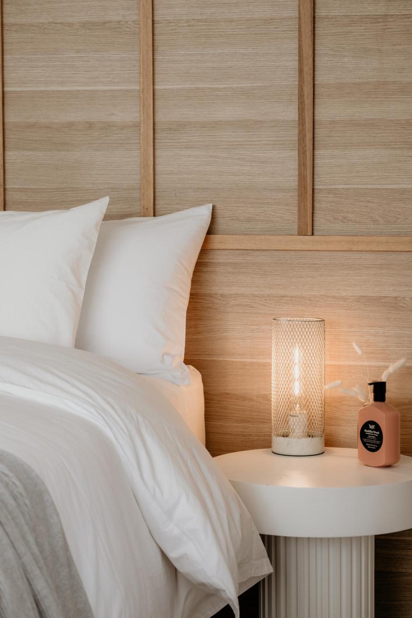The Oak & Anchor Hotel Port Fairy Bagian luar foto A candle lamp