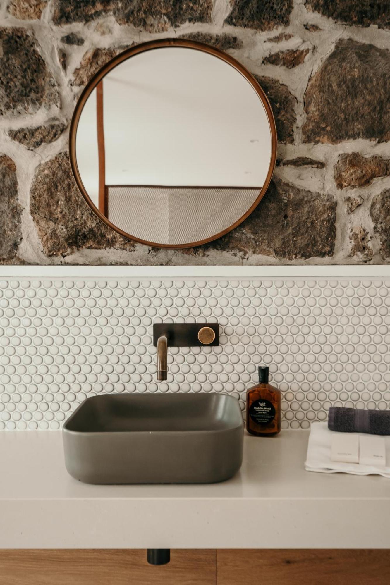 The Oak & Anchor Hotel Port Fairy Bagian luar foto Bathroom with penny round tiles