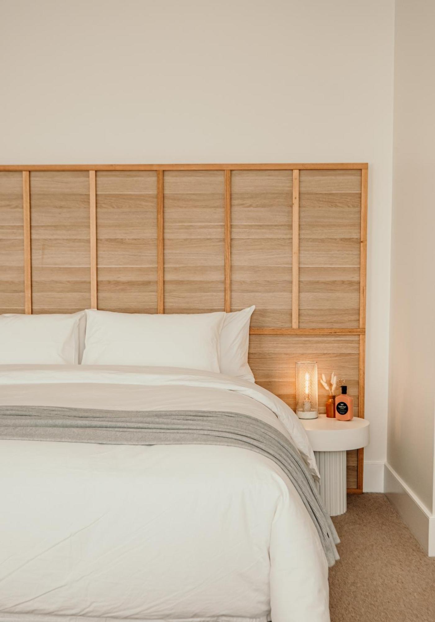 The Oak & Anchor Hotel Port Fairy Bagian luar foto A bamboo headboard