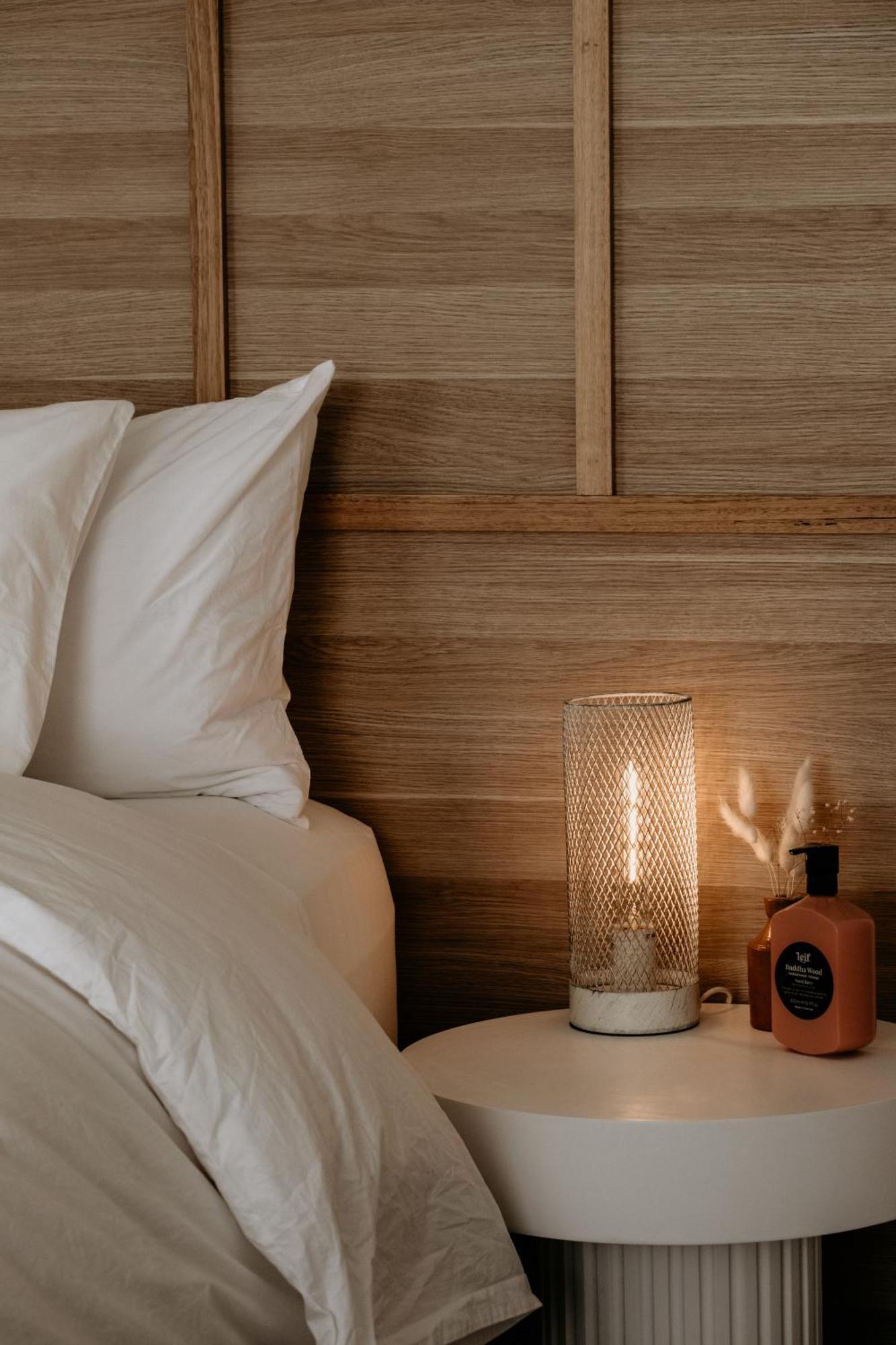 The Oak & Anchor Hotel Port Fairy Bagian luar foto A lamp on a bedside table