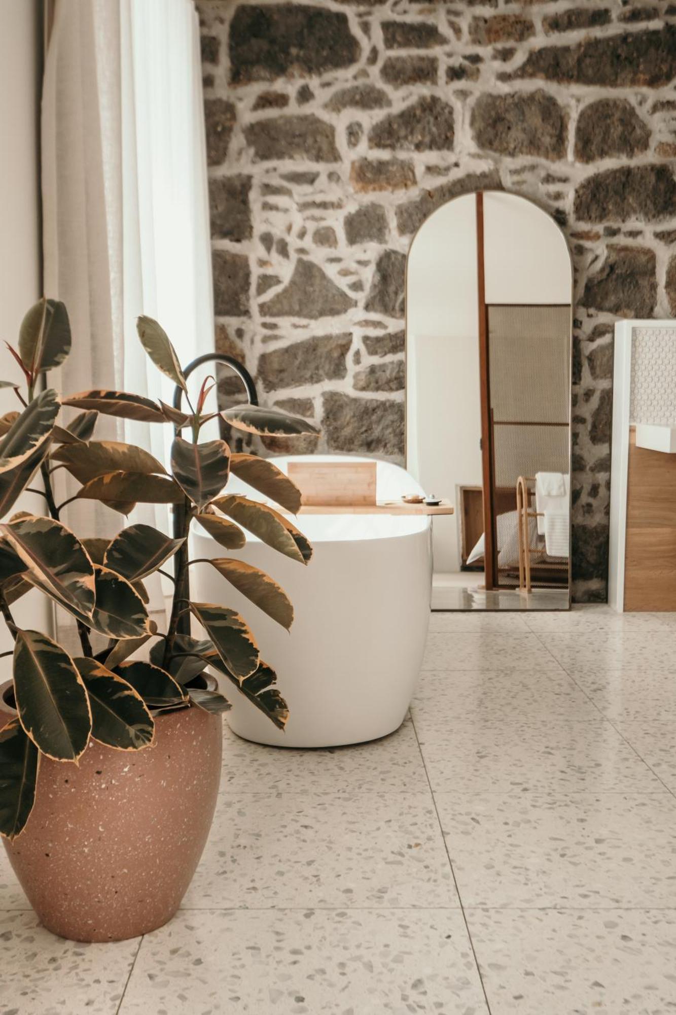 The Oak & Anchor Hotel Port Fairy Bagian luar foto Bathroom with a freestanding bathtub