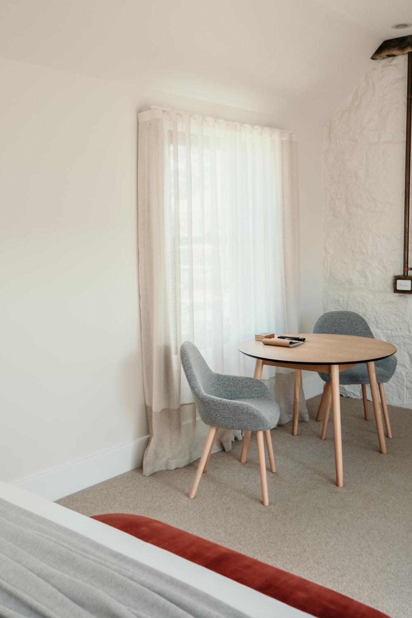 The Oak & Anchor Hotel Port Fairy Bagian luar foto A curtain