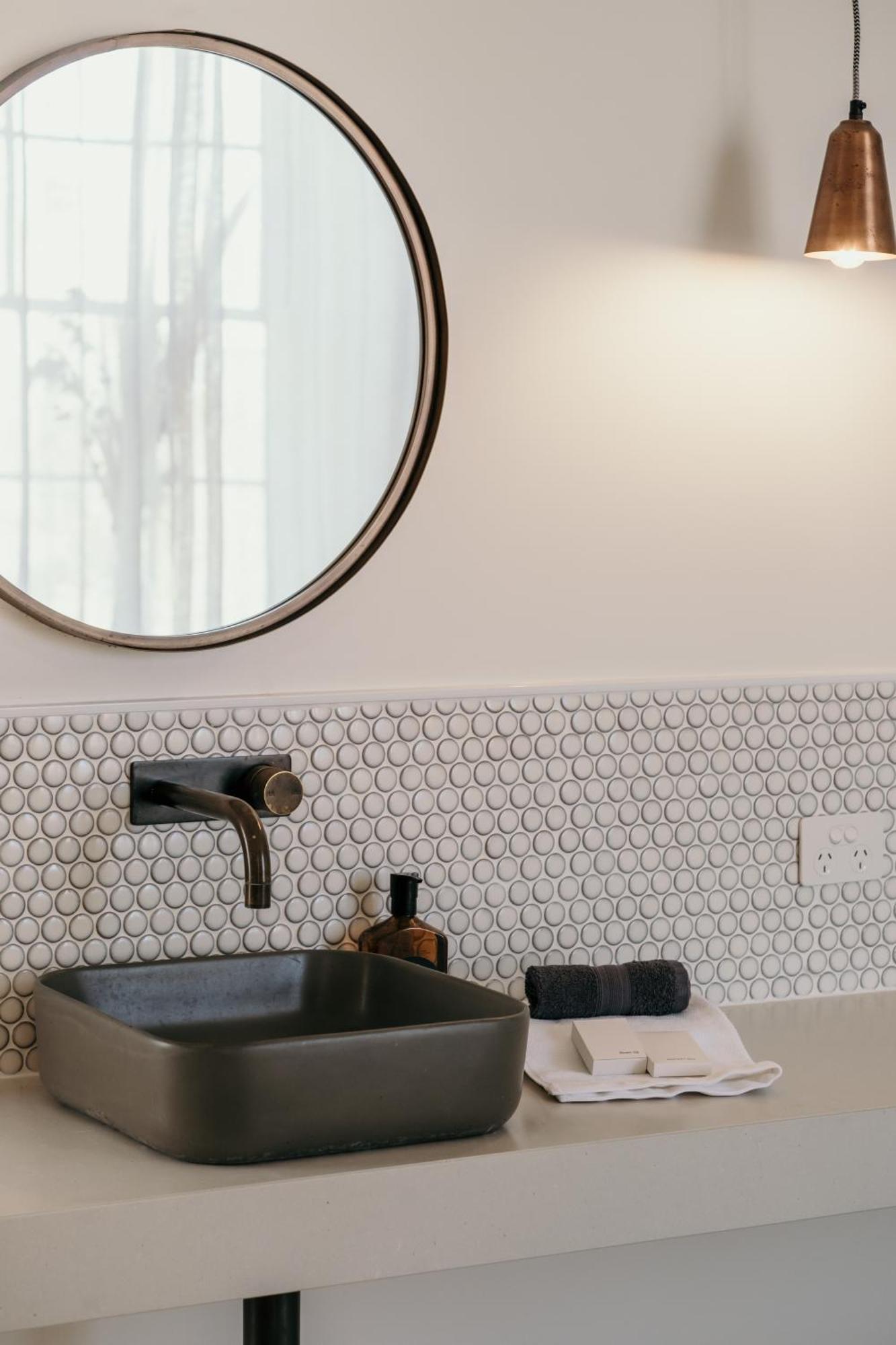 The Oak & Anchor Hotel Port Fairy Bagian luar foto A bathroom with penny round tiles