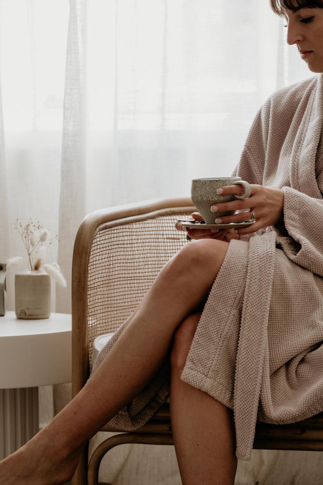 The Oak & Anchor Hotel Port Fairy Bagian luar foto A woman wearing a bathrobe