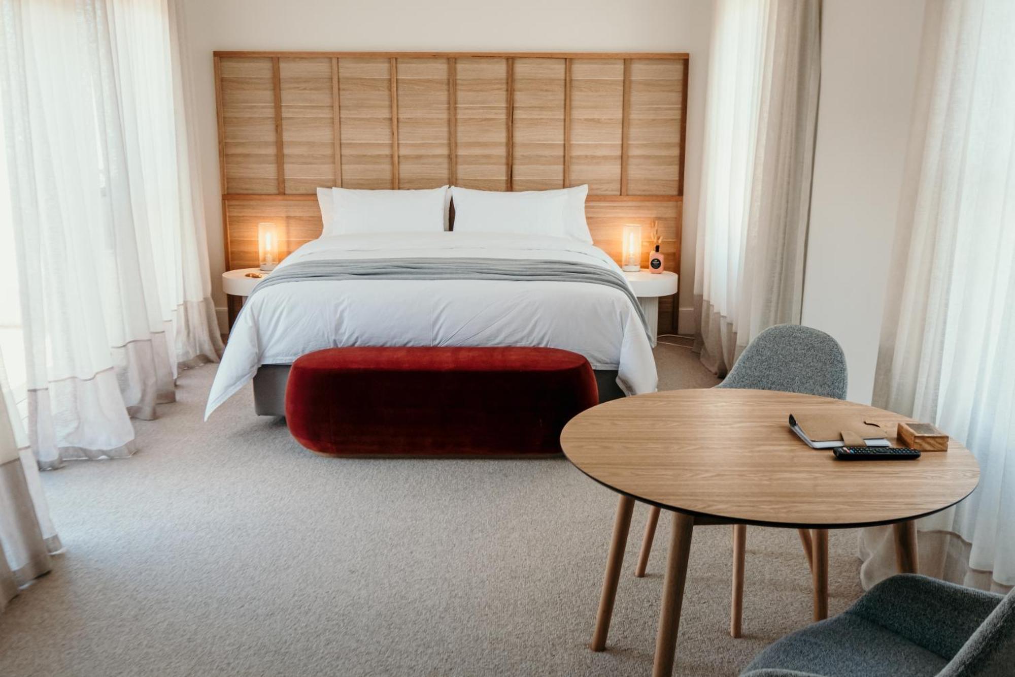 The Oak & Anchor Hotel Port Fairy Bagian luar foto A bedroom at the hotel